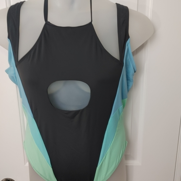 Plus size one piece swimsuit - Picture 2 of 5